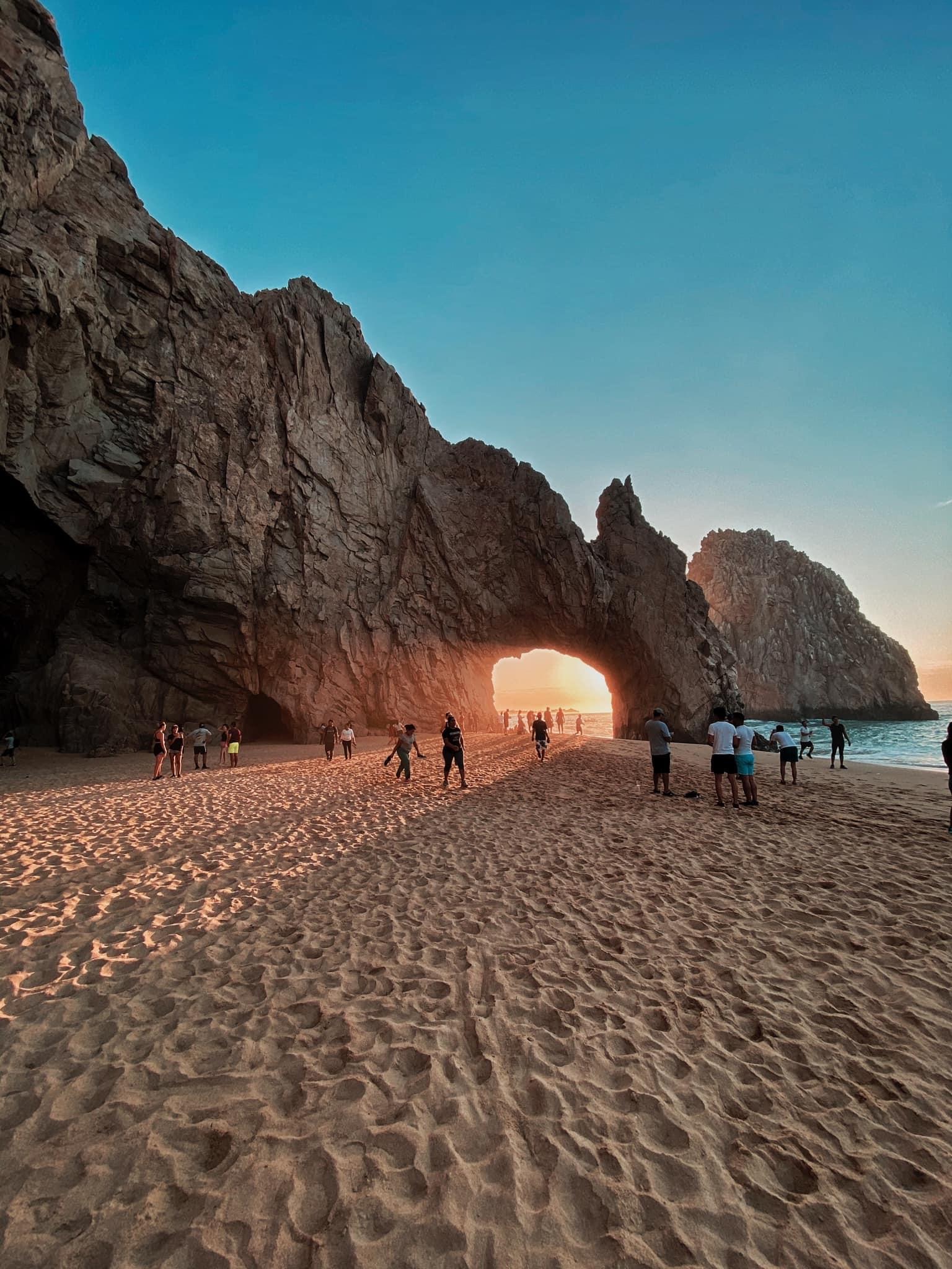 Video Tourist and local invade famous Los Cabos Arch 