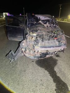 Totalmente destrozada quedó la camioneta donde viajaba una familia tras un choque contra una vaca en la carretera La Paz-Todos Santos.