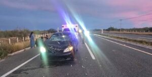 Tres maestras que viajaban desde La Paz con destino a Los Cabos sufrieron un choque contra una vaca en el mismo tramo carretero.
